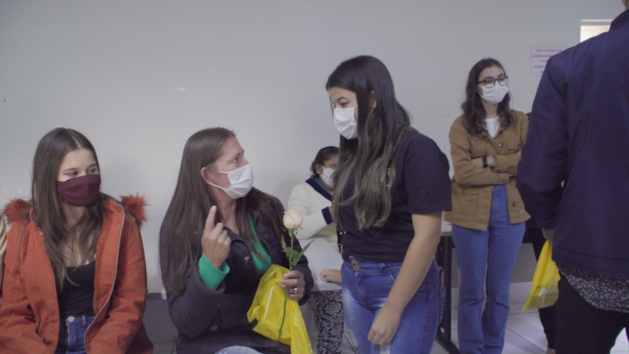 Alunos prestam homenagem a mães em situação de vulnerabilidade em Curitiba