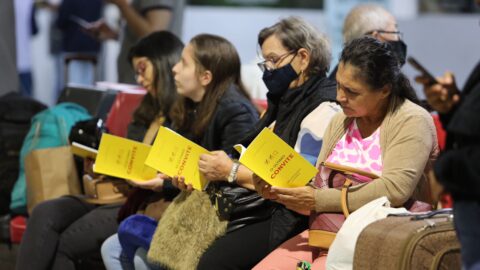 Passageiros ganham livros durante ação surpresa no Terminal Rodoviário de Joinville