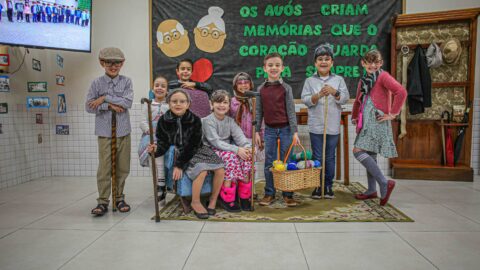Crianças expõem projeto sobre cuidados de idosos em Feira Cultural