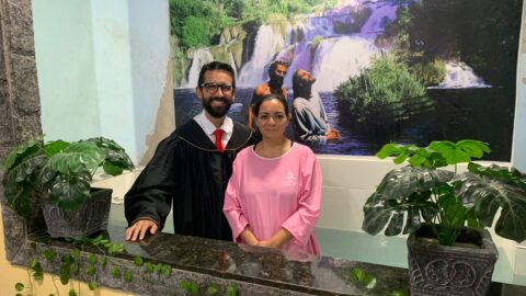 Mulher é batizada após um ano de estudo bíblico on-line