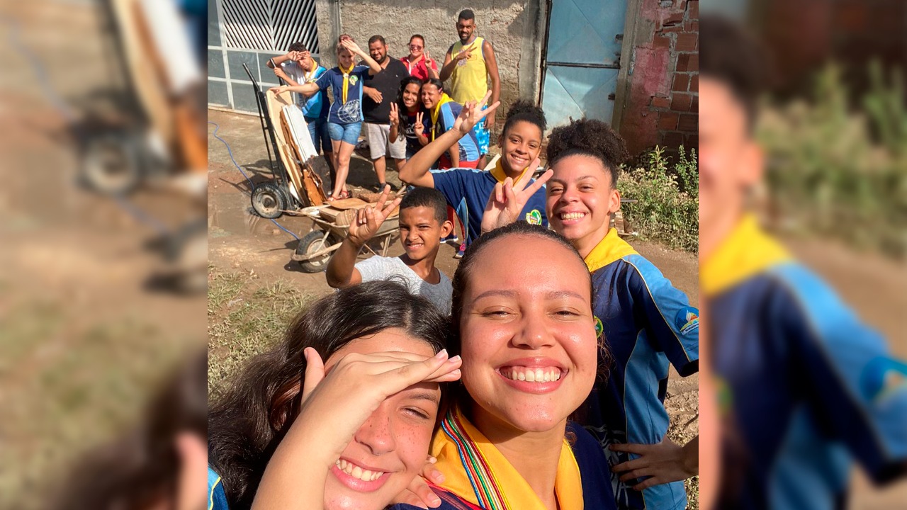 Desbravadores limpam casas atingidas pelas chuvas em Pernambuco