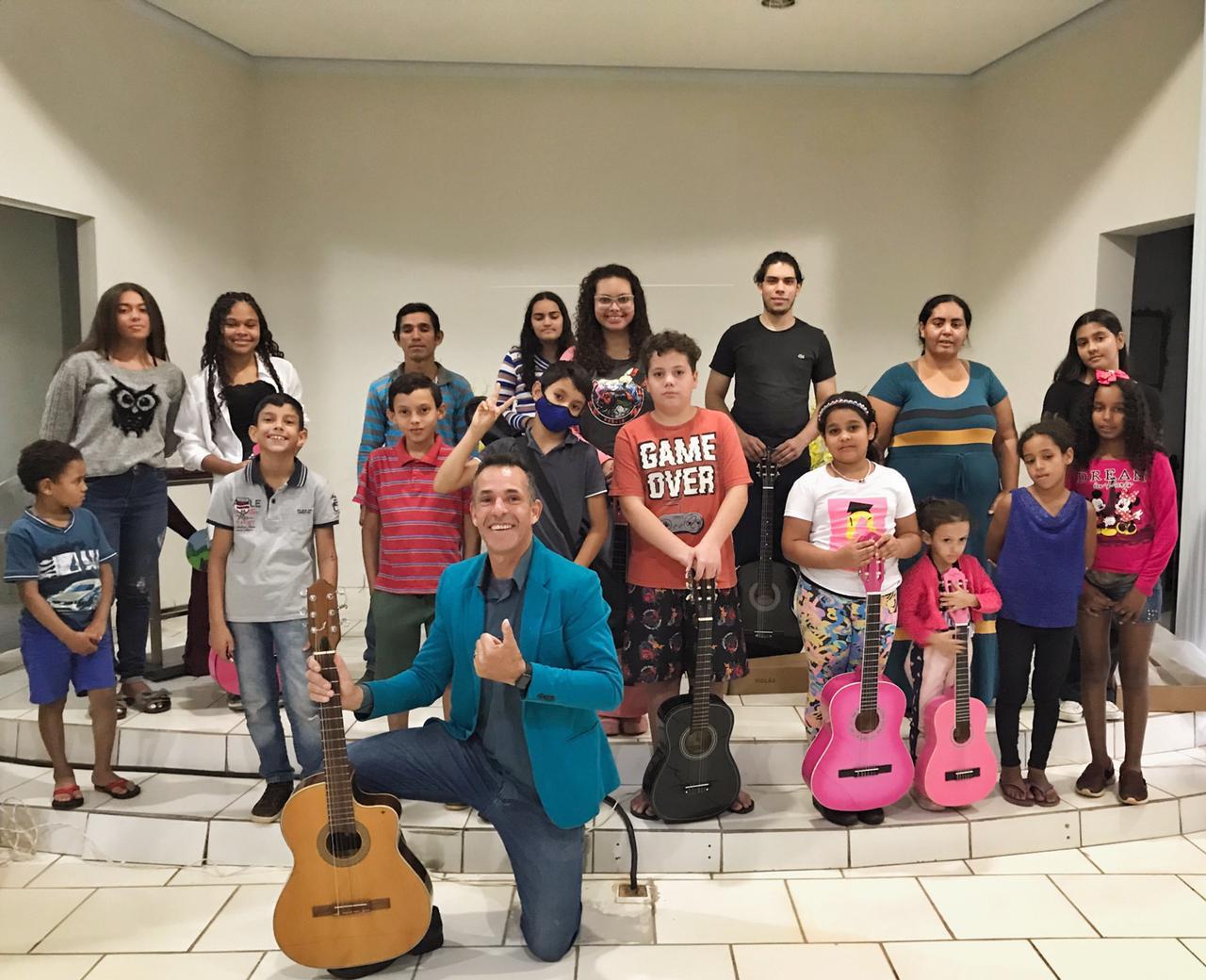 Igreja oferece aulas de violão e canto para a comunidade