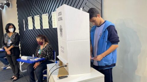 Alunos simulam eleições para conscientização sobre voto