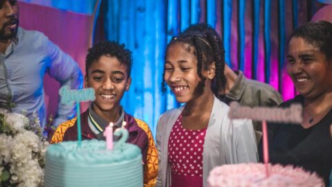 Igreja faz surpresa para gêmeos que nunca tiveram festa de aniversário