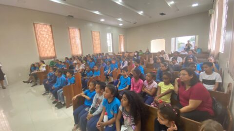 Igreja de Restinga Seca (RS) apresenta quem são os adventistas para alunos da escola municipal