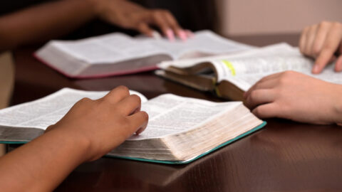 Homem aprende a dar estudos bíblicos aos 15 anos e hoje ensina outras pessoas
