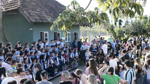 Coral Infantil da Educação Adventista se apresenta em parque público no RS