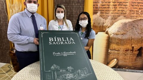 Projeto "Escrevendo a Bíblia" envolve colaboradores do Hospital Adventista de Manaus
