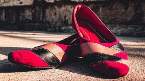 Exposição de sapatos vermelhos homenageia mulheres vítimas de violência no Brasil