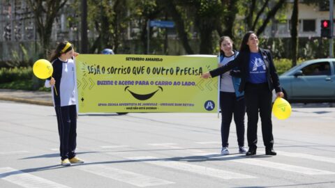 Alunos realizam ação sobre valorização da vida em terminal de ônibus e semáforos de Joinville