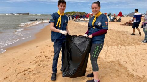 Adolescentes fazem limpeza de praia e distribuem mudas de árvores em Vila Velha