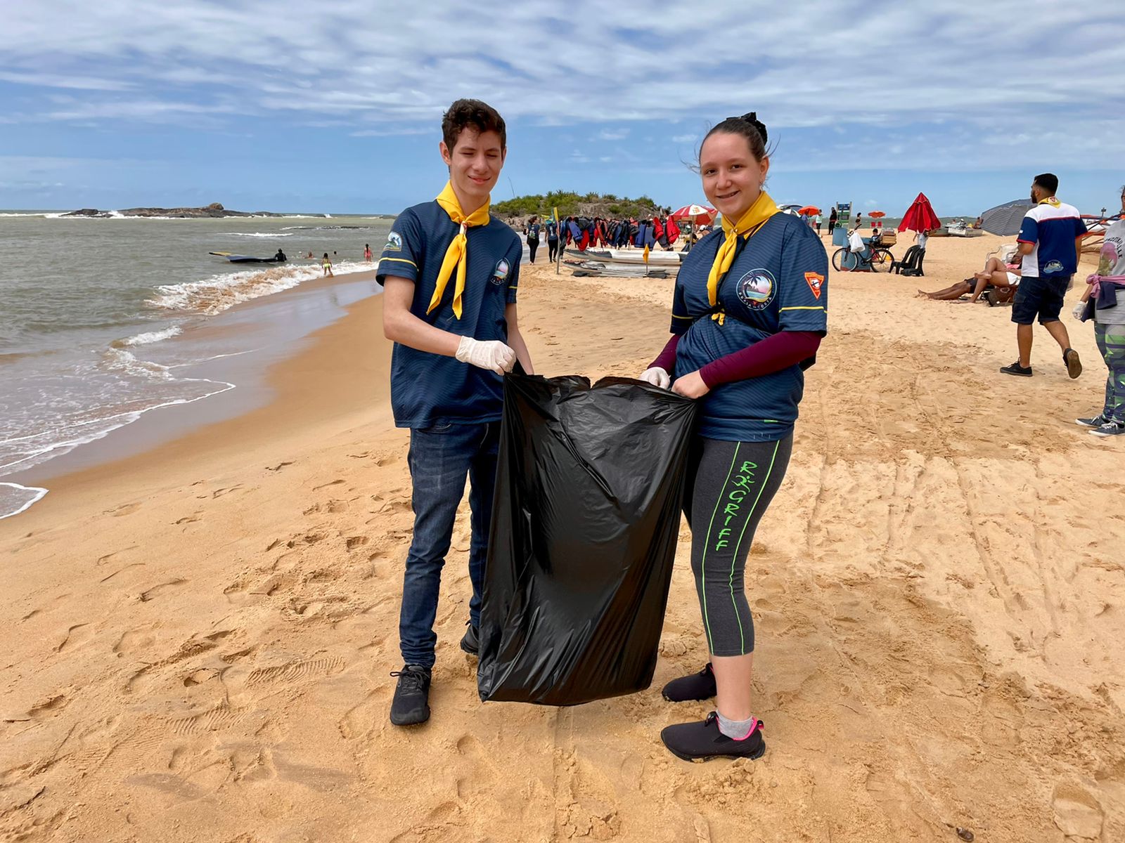 Adolescentes fazem limpeza de praia e distribuem mudas de árvores em Vila Velha