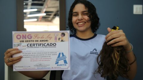 Colégio Adventista do Buritis doa cabelo e lenços para mulheres com câncer