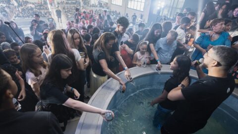 Adolescente é batizada durante AdoleRio