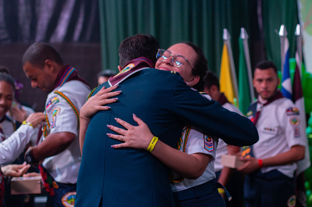 A líder Taís Mota se emociona após ser investida. (Foto: Pedro Freitas)