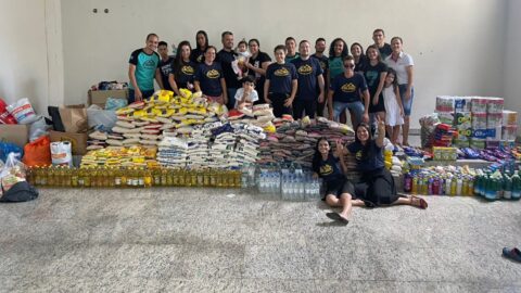 Jovens arrecadam 1 tonelada de alimentos para famílias vítimas de enchente