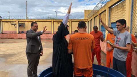 Atendimento em unidades prisionais leva 260 pessoas ao batismo no Espírito Santo