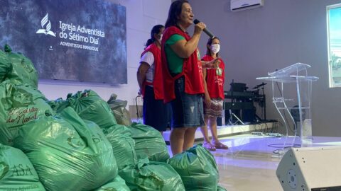300 famílias recebem cestas básicas para o Natal no leste de Minas