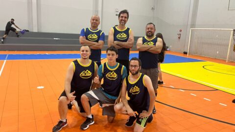 Amizade e evangelismo juntos em quadra de basquete