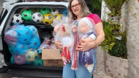 Mulher restaura brinquedos e doa para crianças em situação de vulnerabilidade
