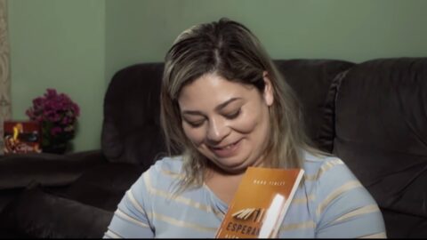 Mulher encontra esperança ao ganhar um livro missionário de cantineiro