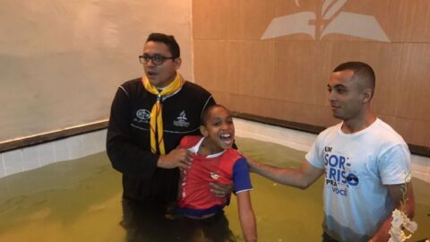 Participante de projeto social para crianças com necessidades especiais é batizado na Bahia