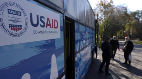 Ônibus da ADRA provê auxílio para mil moradores de rua na Sérvia