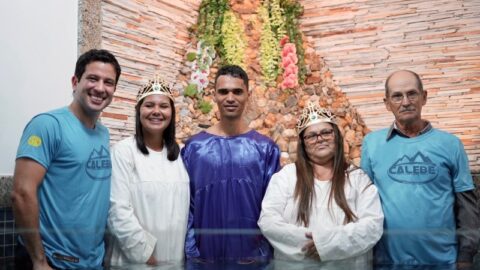 Jovem é batizado após participar da Missão Calebe