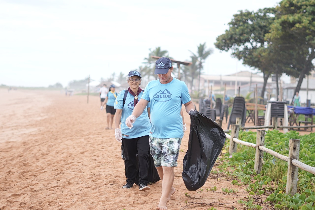 Capixabas limpam praias de Jacaraípe