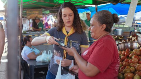 Colaboradores da Associação Brasil Central distribuem livros “O Grande Conflito” em Feira de Goiânia