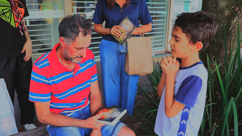 Servidores da Igreja e da rede escolar adventista entregam livros missionários no norte do Paraná