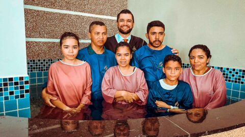 Família se converte e é batizada na Igreja Adventista durante a Semana Santa