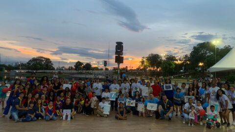 Desbravadores de Cuiabá participam de caminhada em defesa do autista