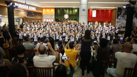 Coral infantil apresenta cantata sobre o significado  da Páscoa em shopping de Joinville