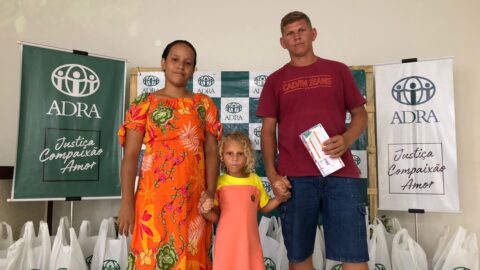 Afetados pelas chuvas no Maranhão recebem cartão benefício da ADRA