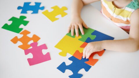 Abril Azul: como ajudar crianças com autismo na Escola Sabatina