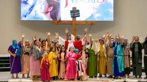 Pais, filha e netas são batizadas em encerramento de Semana Santa no IACS