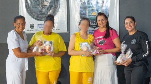 Voluntários preparam homenagem do dia das mães para detentas
