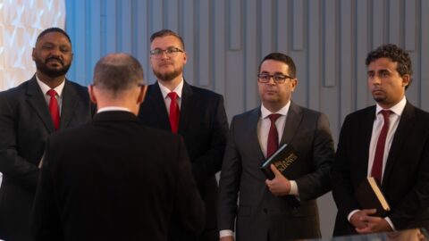 Pastores são ordenados ao ministério em cerimônia