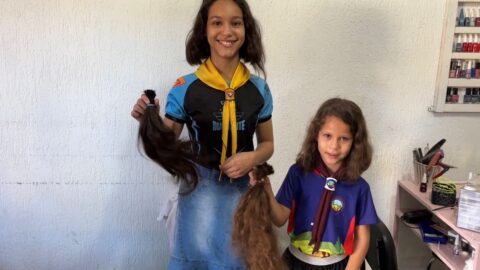 Crianças cortam o cabelo para doar ao Hospital do Câncer de Goiânia