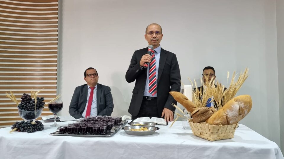 Pastor Alijofran Brandão, presidente da Igreja Adventista no nordeste do Brasil, conduziu o momento 