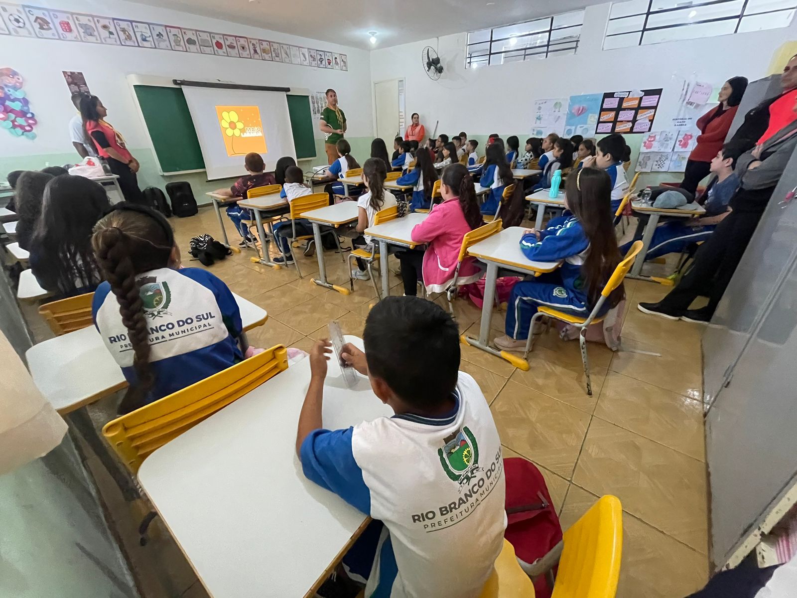 Voluntários pintam escola e fazem parceria para atender a comunidade em Rio Branco do Sul