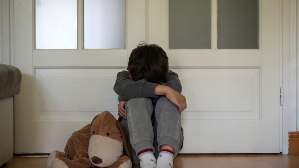 Temática do abuso sexual infantil e de adolescentes preocupa muito organizações religiosas, onde cada vez mais ocorrem denúncias. (Foto: Shutterstock)