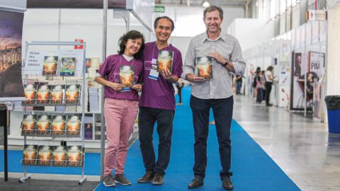 Leitores ganham livros de editora adventista durante evento literário em SC