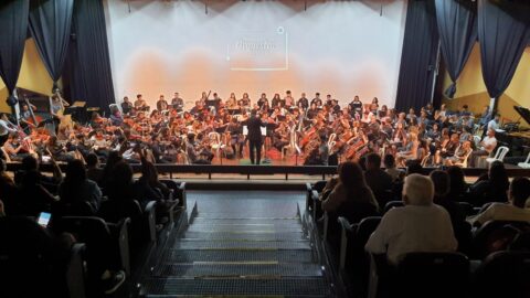 Bandas e orquestras se reúnem para apresentação musical inspiradora