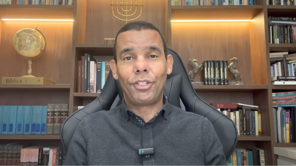 Rodrigo Silva é professor de teologia e é conhecido por criar conteúdos sobre a Bíblia semanalmente em seu canal de vídeos. (Foto: Reprodução)