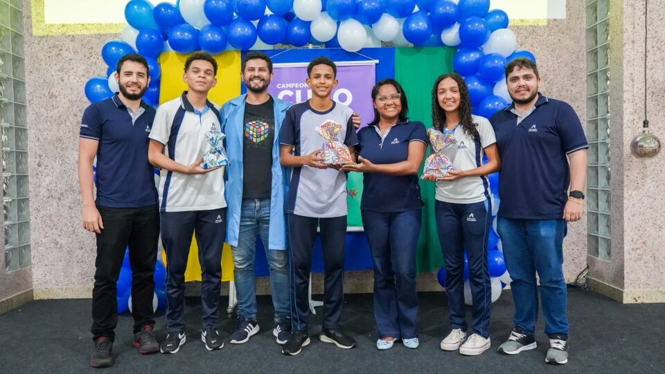 Alunos finalistas recebem premiação.