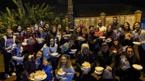 Alunos e funcionários do colégio de Ponta Grossa doam marmitas e agasalhos para famílias necessitadas