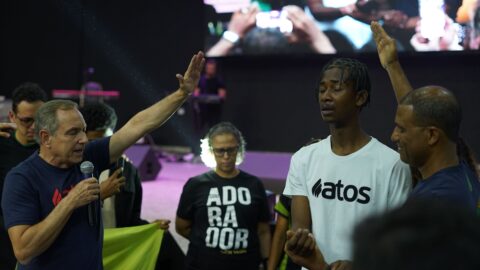 Jovem carioca entrega a vida a Jesus durante o Atos 2023