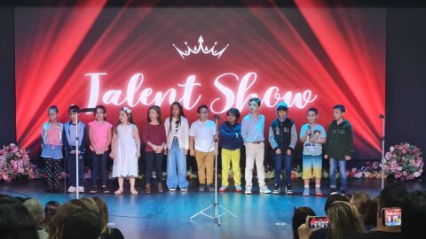 Com apresentações na língua inglesa, estudantes de Itaboraí se apresentam em show de talentos